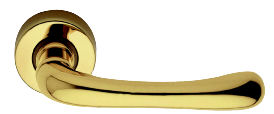 Maniglia REGUITTI modello MONIA per porta interna su rosetta e bocchetta 004 con foro normale in ottone lucido verniciato