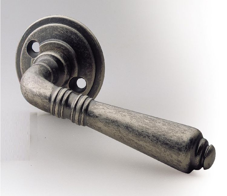 Maniglia REGUITTI modello GINEVRA per porta interna su rosetta e bocchetta 202 con foro yale in ottone argento vecchio