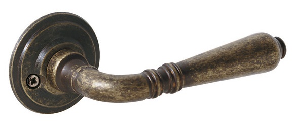 Maniglia REGUITTI modello GINEVRA per porta interna su rosetta e bocchetta 202 con foro yale in ottone antico